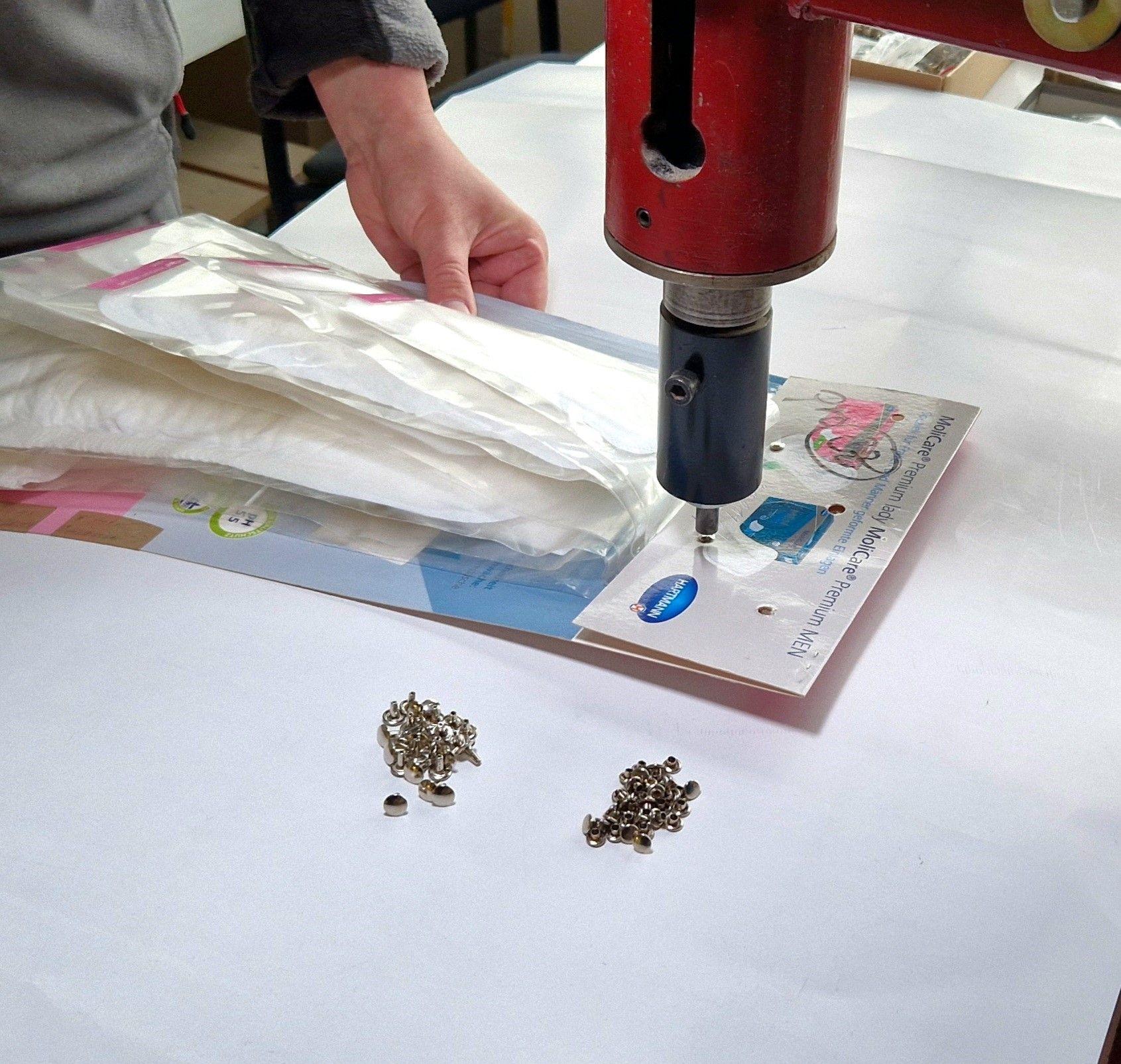 Výsek, lepení, ražba i vázání